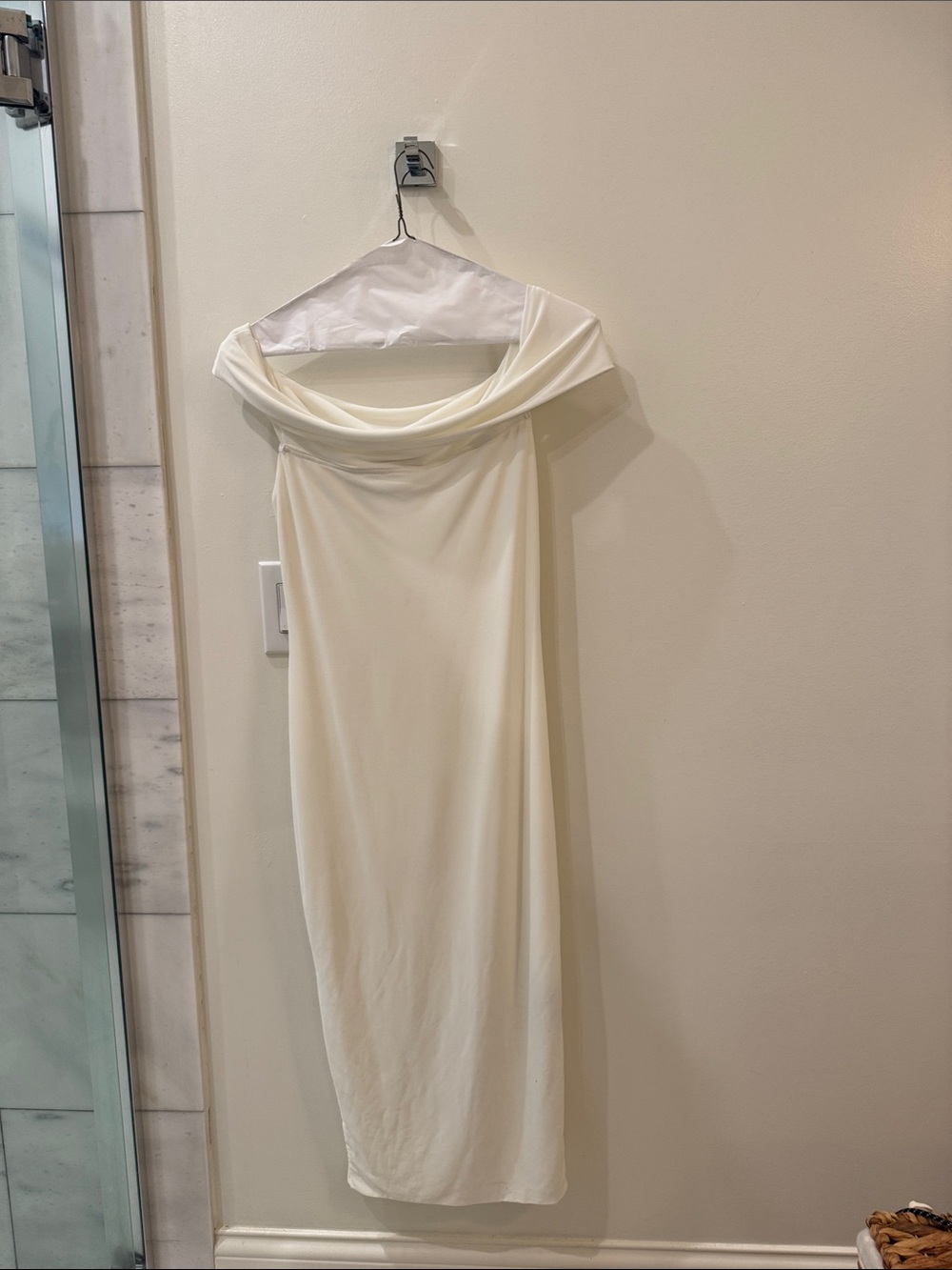 CLUB LONDON TIGHT FIT Off-Shoulder Cream Column Dress